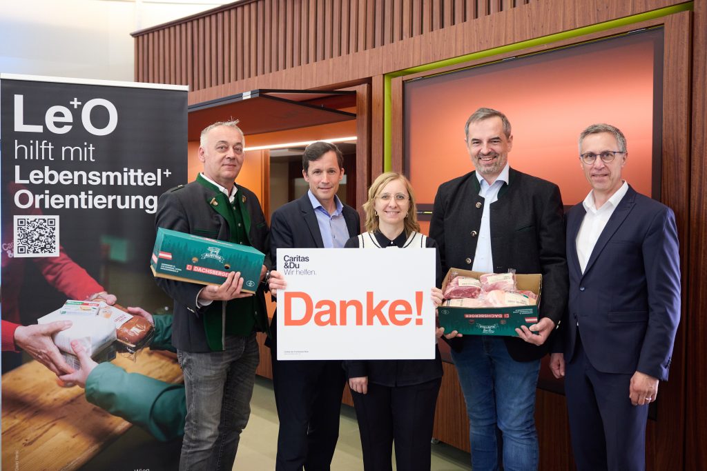 1 schweinehaltung hilft Übergabe wien (c) johanneshloch