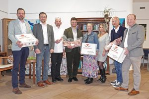 2 schweinehaltung hilft Übergabe linz (c) caritas oÖ