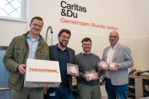 3 schweinehaltung hilft Übergabe graz (c) caritas streif